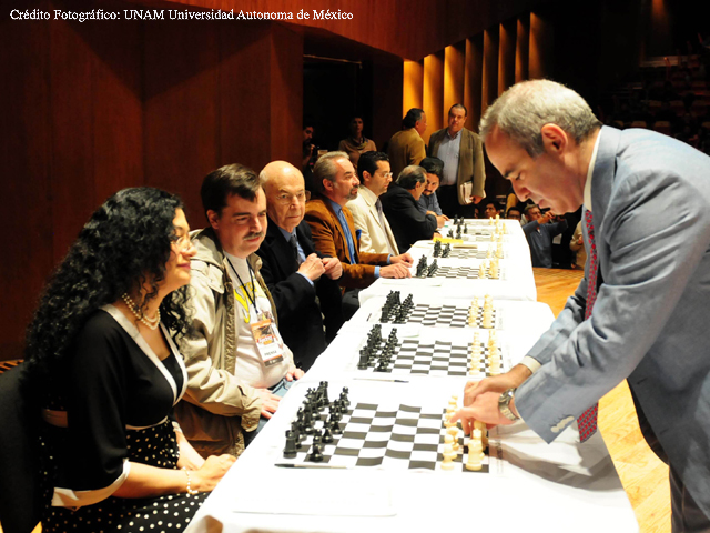 Anatoly Karpov y Garry Kasparov versus la UNAM