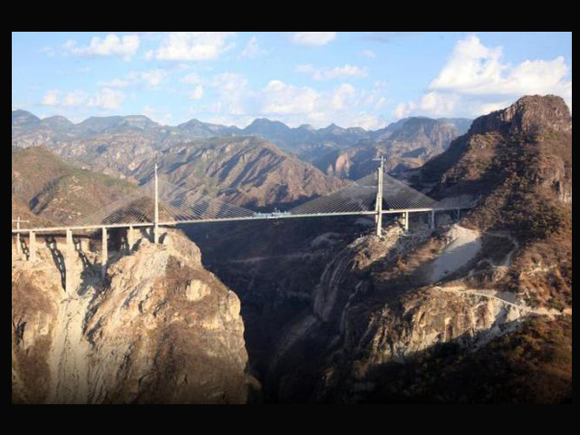 Puente Baluarte Bicentenario, el puente atirantado más alto del mundo.