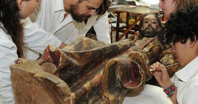 Especialistas del INAH hallan documentos en esculturas religiosas