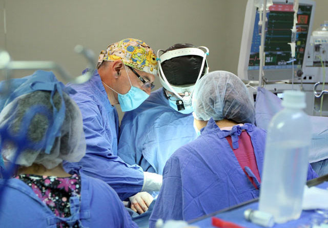 Cirujanos del IMSS realizaron una cirugía a corazón abierto en pleno terremoto.