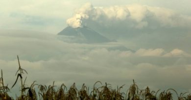 El volcán Popocatépetl tuvo actividad y emitió material incandescente y ceniza.