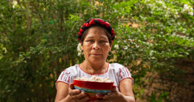 El tejate es una bebida tradicional de San Andrés Huayapam, Oaxaca. En la imagen Lucrecia Ruíz, tajetera tradicional. Foto de Salvador Cueva.