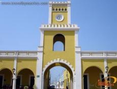Reloj público de la plaza.