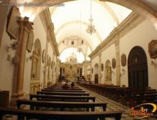 Interior y altar mayor.