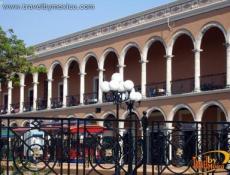 Portales y enrejado del parque.
