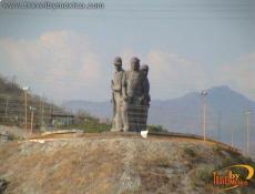 Escultura a un lado de la cortína
