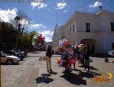 Vendedores de globos junto al Palacio