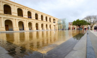 Fuente dentro de la plaza