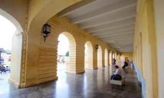 Arcos que dividen la plaza que del Museo Musac