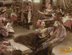 Los Trajes son vistosos y coloridos