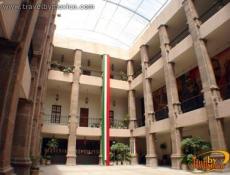 Edificio neoclÃ¡sico con murales de AlmarÃ¡z y Tarazona.
