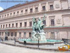 Plaza de la Nueva Tlaxcala, a espaldas de Palacio.
