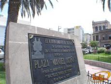 Placa conmemorativa a la apertura de la Plaza Manuel AcuÃ±a.

