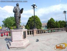 Escultura a Manuel AcuÃ±a.
