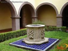 Casa de arquitectura colonial con patio central.