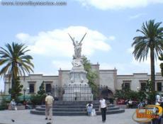 BellÃ­sima escultura en mÃ¡rmol dentro de la Plaza Manuel AcuÃ±a.
