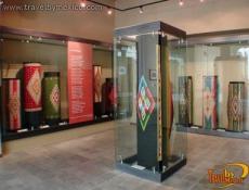 Exhibición de sarapes nacionales.