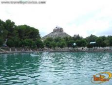 Balnearios pÃºblicos alimentados por agua de manantial.
