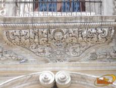 Trabajo sobrio elaborado en cantera.
