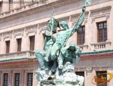 Monumento al encuentro de las culturas.
