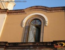 Ventanal en la entrada principal.