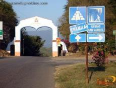 A 12 km de Ixtlahuacán.