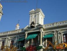 Detalle del reloj central.