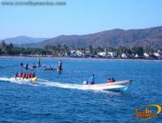Banana y lancha en mar