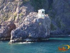 Altar en la roca dedicado a la Virgen de los Pescadores