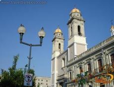 Palacio de Gobierno y Catedral de Colima a un costado.