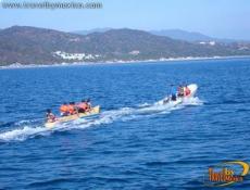 Banana y lancha en mar