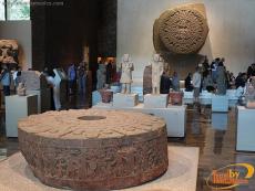 Al fundo la Piedra del Sol y en el primer plano la Piedra de Moctezuma I