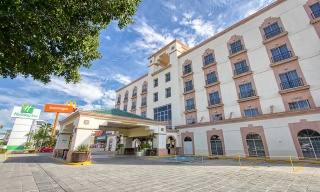 Holiday Inn Le&oacute;n, Fachada