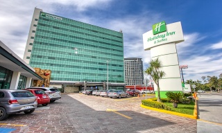 Holiday Inn And Suites, Fachada