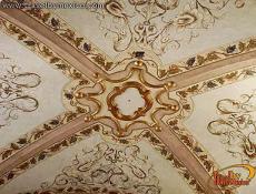 Techo con detalles pintados con hoja de oro