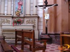 Cristo en la cruz frente al altar de la Virgen de Loreto