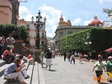 Jardín desde las escaleras del Teatro Juárez