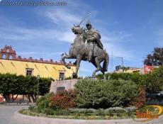 Estatua ecuestre en honor a Ignacio Allende.