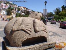 Esplanada adornada con numerosas ranas labradas en cantera