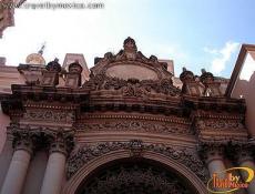 Su fachada ostenta detalles artísticos de tipo Neoclásicos