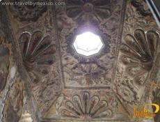 Cuenta con una serie de pequeñas capillas y numerosas pinturas al óleo.