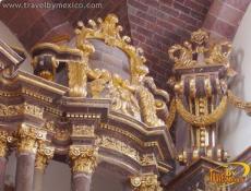 Altares y motivos ornamentales dedicados a la órden de la Inmaculada Concepción.