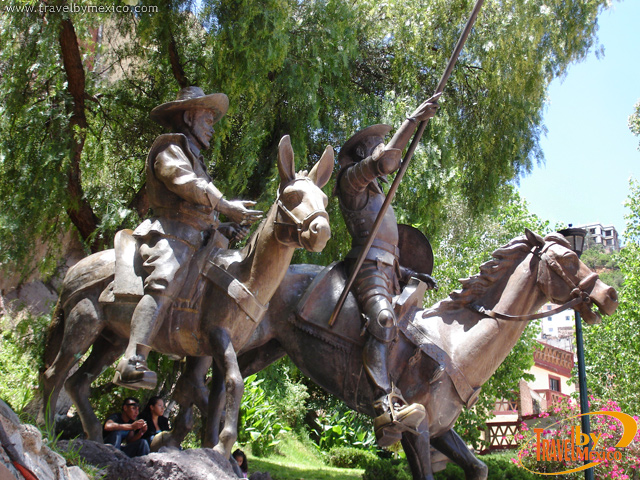 Resultado de imagen de escultura de quijote y sancho en plaza allende mexico