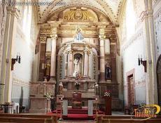 Altar mayor flanqueado por dos columnas jónicas