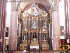 Gran construcción diseñada para albergar un convento.