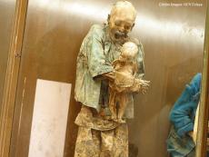 Cuerpos momificados de una mujer y un bebe