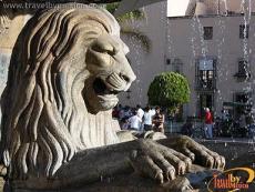 Se aprecian cuatro leones de bronze