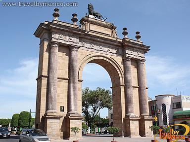 Arco Triunfal Calzada de los Héroes, León | Travel By México
