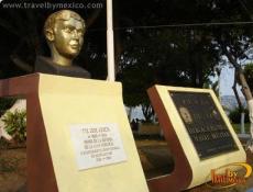 Busto del Teniente JosÃ© Azueta.
