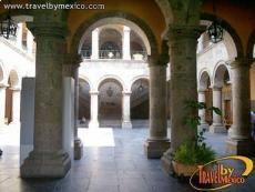 Perístilo con arcos de medio punto